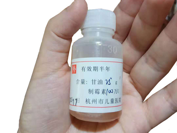 寶寶嘴里長了白色斑點，很可能是鵝口瘡